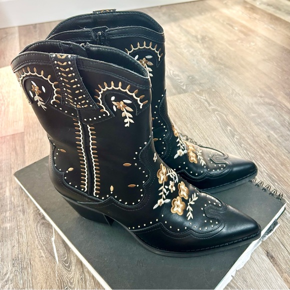 Crown Vintage Shoes - COWGIRL! 🤠 Crown Vintage Black Ilianna Floral Embroidered Western Boot - Size 10